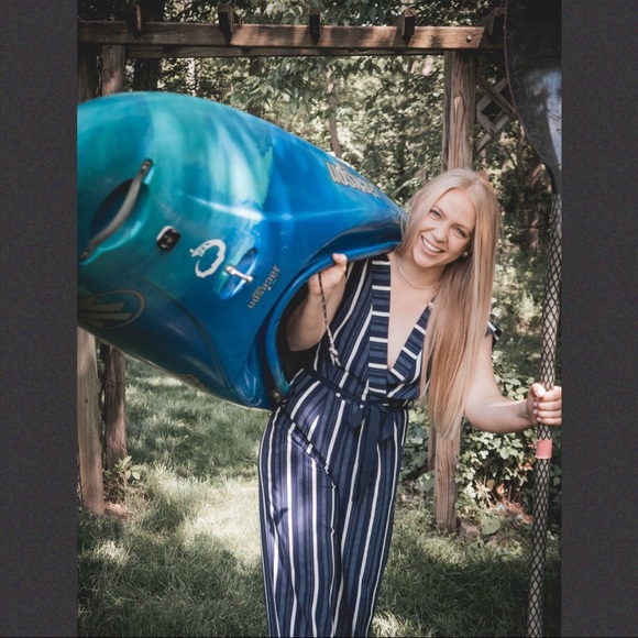 Hi, I’m Amanda! Welcome to my Poshmark closet! - Picture 4 of 8